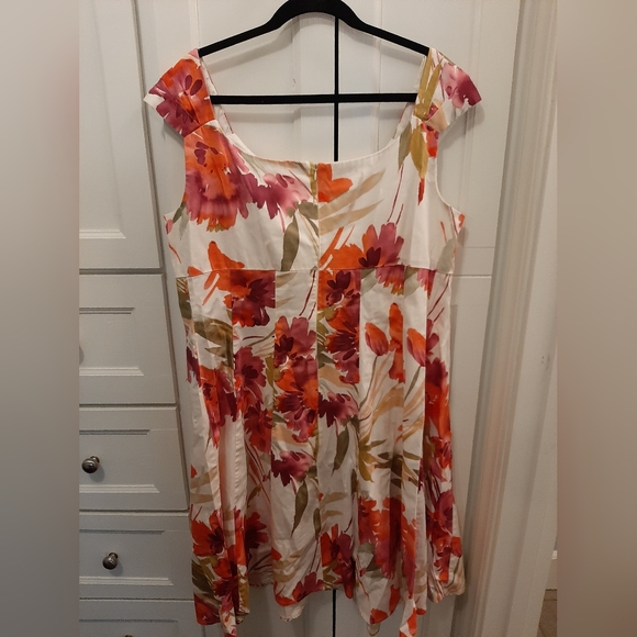 Dressbarn dress size 18 white with red and purple flowers - Picture 2 of 9